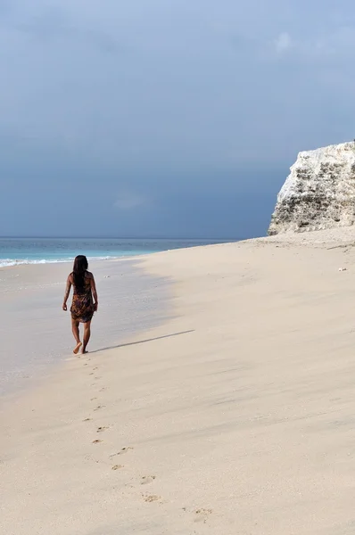 Ragazza a piedi sulla spiaggia — Foto Stock