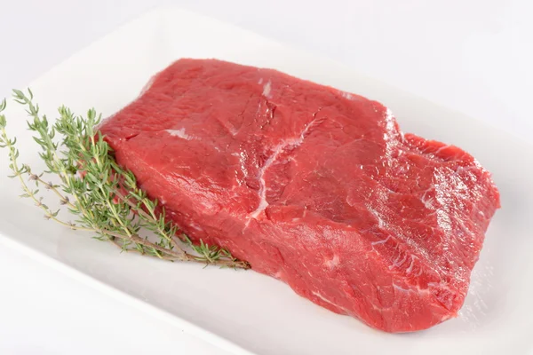 Carne de vită brută cu condimente — Fotografie, imagine de stoc