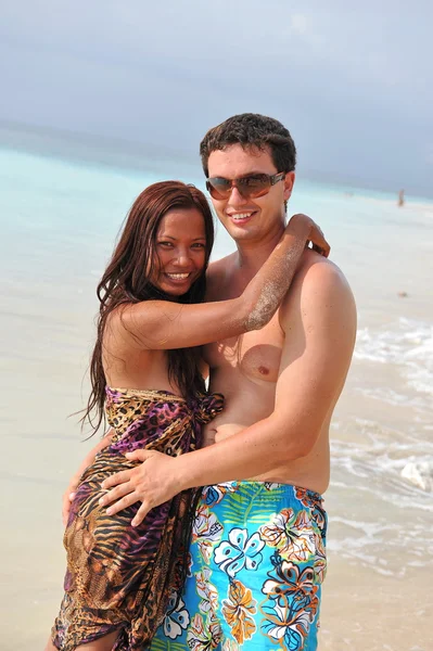 Casal em uma praia tropical — Fotografia de Stock