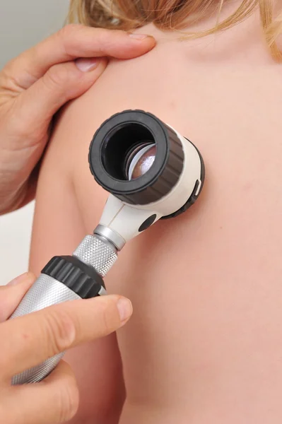 Dermatolog çocuk inceliyor