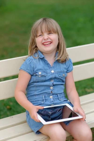 Menina feliz — Fotografia de Stock