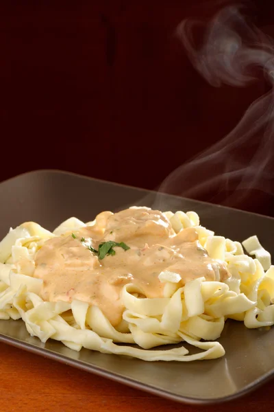 Cremige Sauce mit Nudeln — Stockfoto