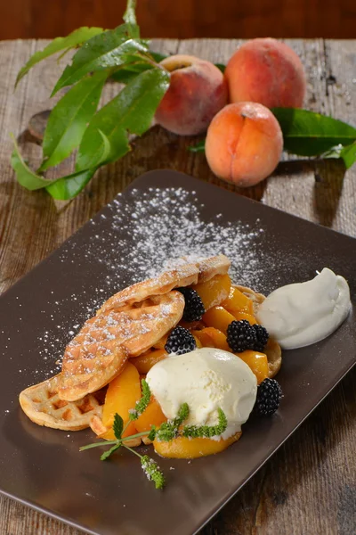 Belgische wafels met verse perziken — Stockfoto