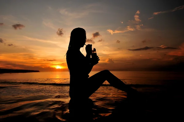 Young woman drinking cocktail — Stock Photo, Image