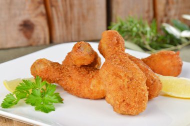 Kızarmış tavuk bacağı.