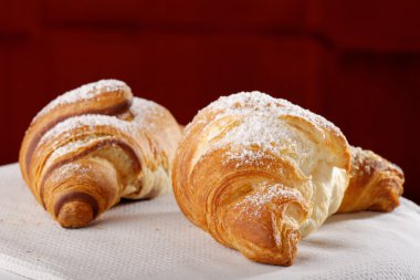 신선 하 고 맛 있는 크루아상