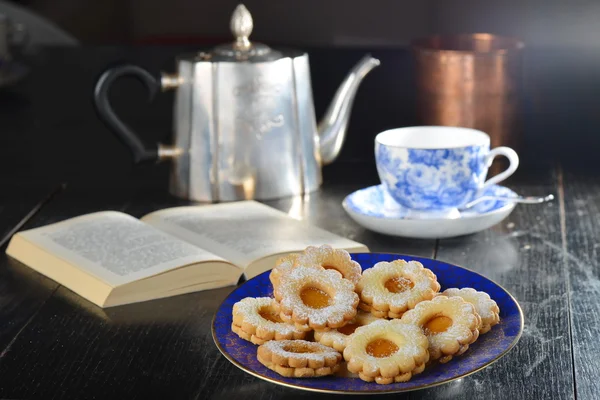 Soubory cookie lahodnou marmeládu s šálkem čaje — Stock fotografie