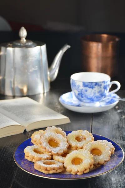 Delicious jam cookies with cup of tea — Stock Photo, Image