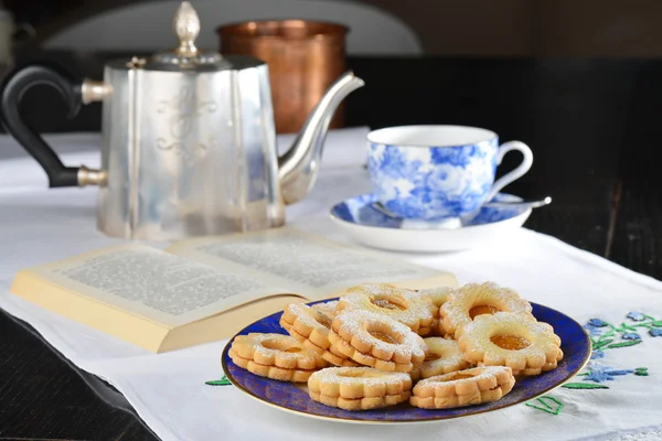 Deliciosos biscoitos de geleia com xícara de chá — Fotografia de Stock