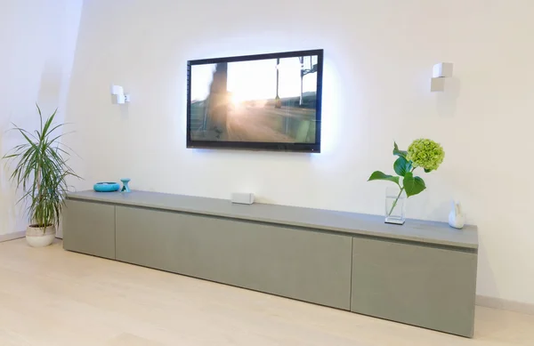 Flat tv ile modern bir oturma odası