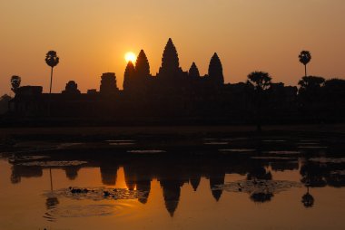 Siem Reap doğarken Angkor Wat.
