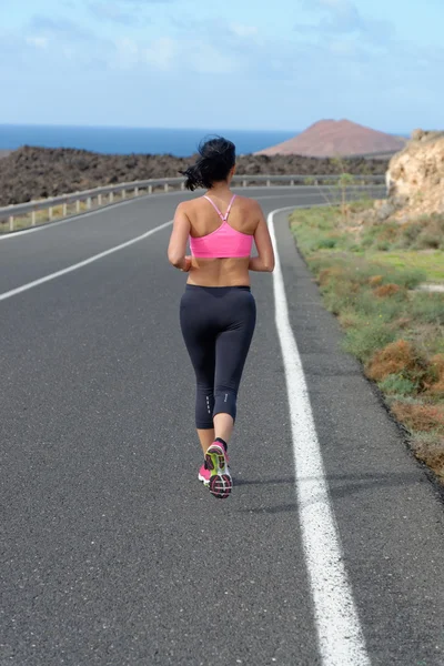 Corredor mujer corriendo en la carretera de montaña en la hermosa naturaleza — Foto de Stock