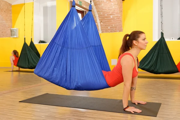 Donne che fanno esercizio anti gravità Yoga aereo — Foto Stock