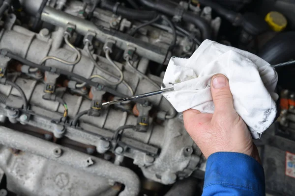 Mechanic controle van olie — Stockfoto