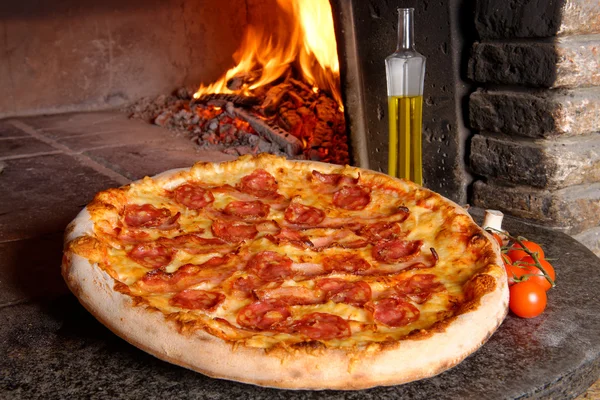 Pizza gustosa al forno con salame — Foto Stock