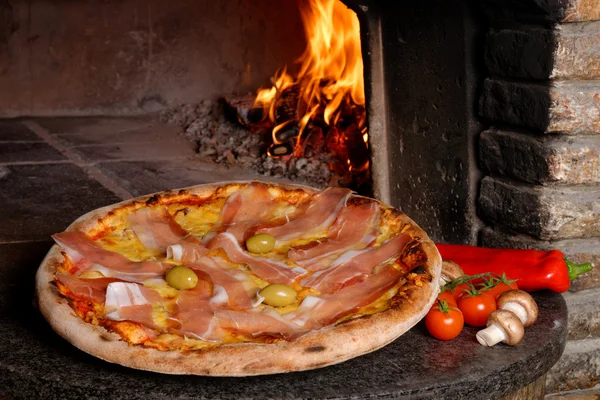 Pizza met prosciutto — Stockfoto