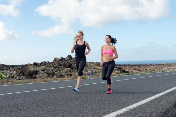 Twee vrouwelijke lopende atleten. — Stockfoto