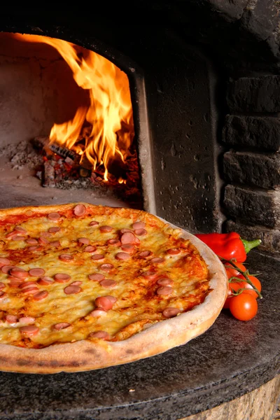 Amerikaanse pizza met worst — Stockfoto