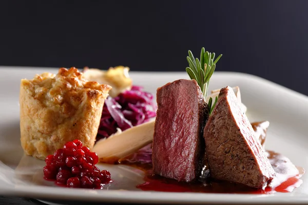 Bife de carne de veado com repolho vermelho — Fotografia de Stock