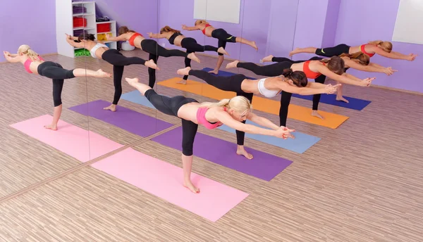 Bikram sıcak Yoga sınıfı — Stok fotoğraf