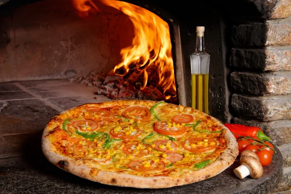 Smakelijke vegetarische pizza — Stockfoto