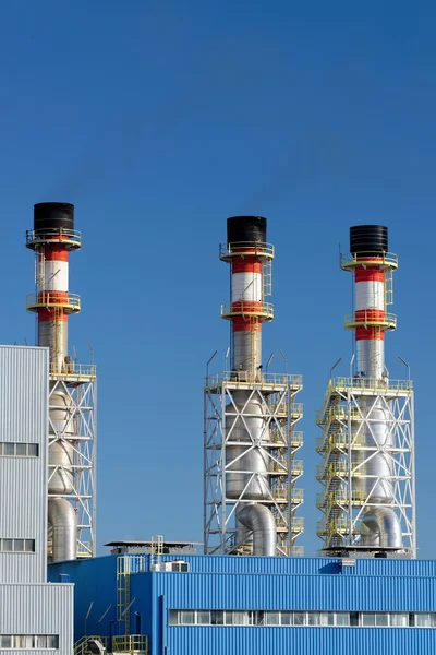 Usine avec plusieurs cheminées — Photo