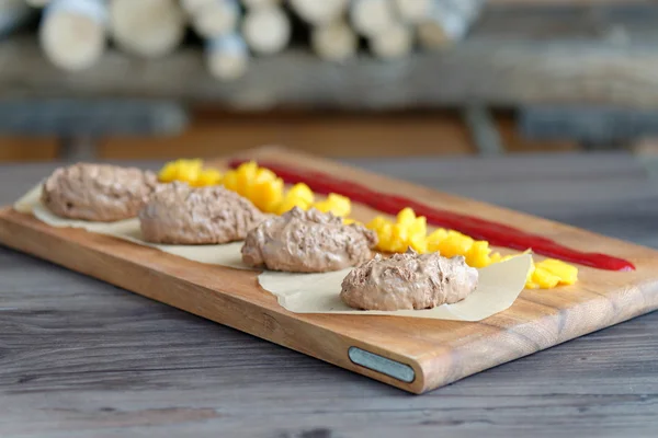 Choklad och mango mus dessert — Stockfoto