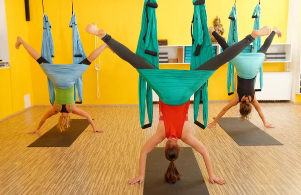 Kvinnor som gör yoga — Stockfoto