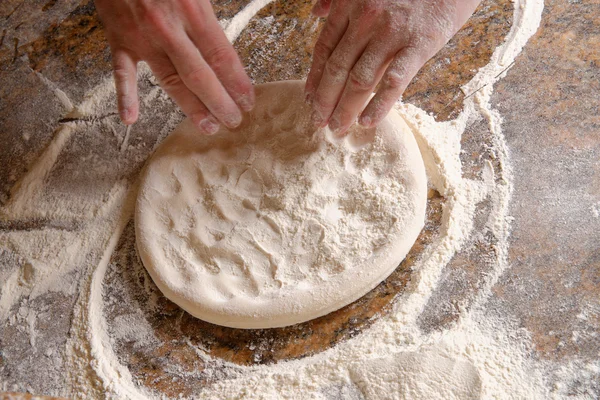 Těsto na pizzu šéfkuchař příprava — Stock fotografie