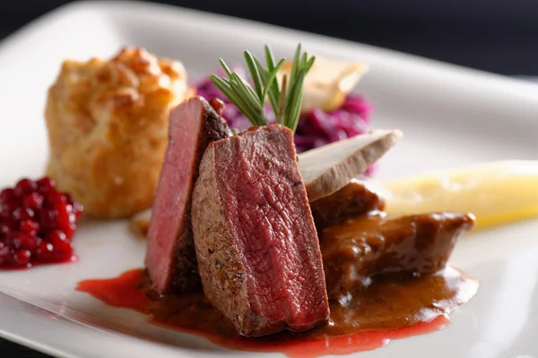 Bife de carne de veado com repolho vermelho — Fotografia de Stock