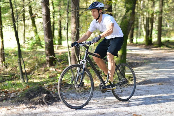 Bicicleta de montaña deportista hombre — Foto de Stock