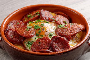 Patates ve chorizo sosis ile İspanyolca tapas