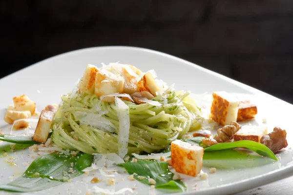 Makaron spaghetti z sosem pesto — Zdjęcie stockowe