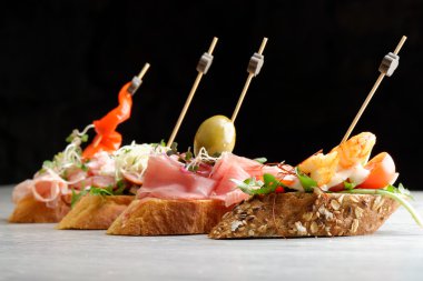 tapas ekmek üzerinde