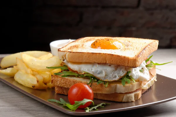 Świeży trzy piętrowy premium club sandwich — Zdjęcie stockowe