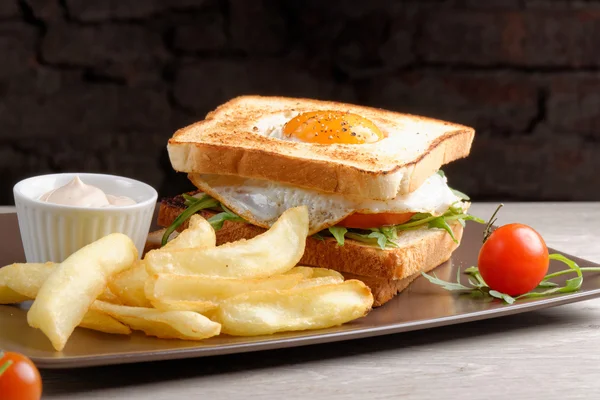 Świeży trzy piętrowy premium club sandwich — Zdjęcie stockowe