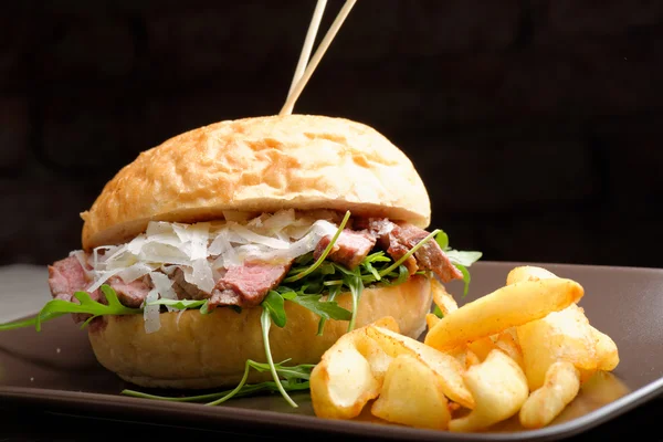 Gourmet burger with roast beef and potatoes — Stock Photo, Image