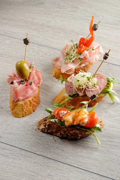 Tapas auf knusprigem Brot — Stockfoto