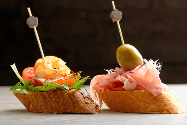 Tapas op knapperig brood — Stockfoto