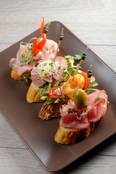 Tapas auf knusprigem Brot — Stockfoto