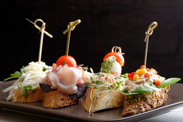 Tapas op knapperig brood — Stockfoto