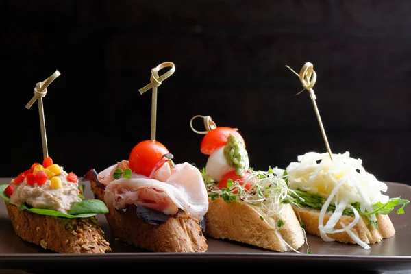 Tapas em pão crocante — Fotografia de Stock