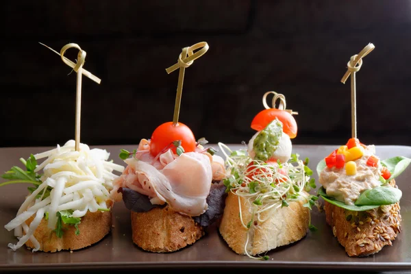 Tapas auf knusprigem Brot — Stockfoto