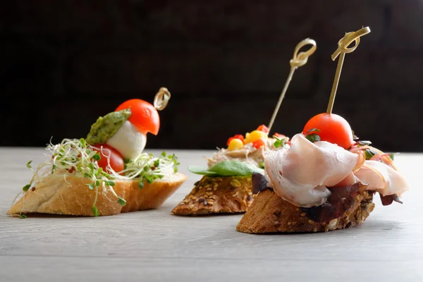 Tapas op knapperig brood — Stockfoto