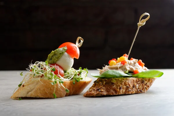 Tapas på crusty bröd — Stockfoto