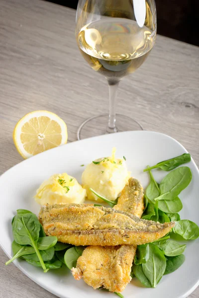 Fish fillet with mashed potatoes  and white wine — Stock Photo, Image
