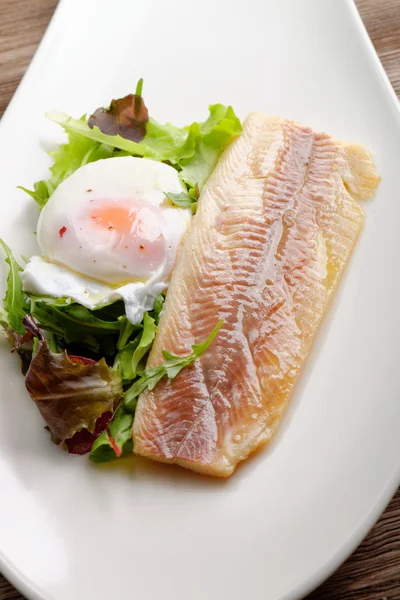 Kokt fiskfilé med pocherat ägg — Stockfoto