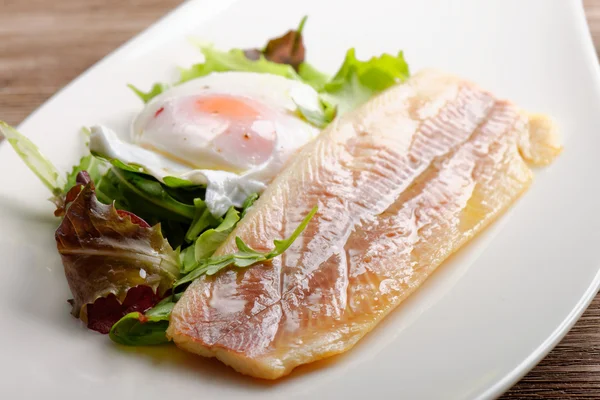 Gedünstetes Fischfilet mit pochiertem Ei — Stockfoto