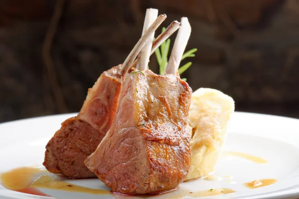 Bistecche di agnello alla griglia — Foto Stock