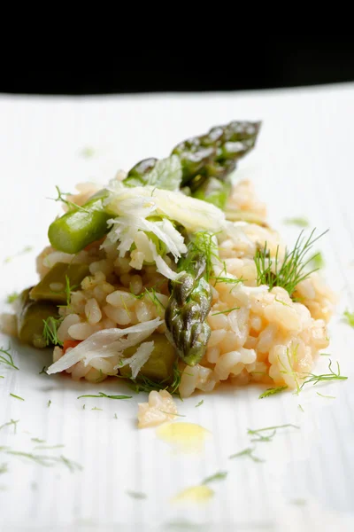 Risotto vegetariano con asparagi — Foto Stock